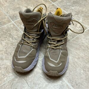 NWOT HOKA Anacapa Mid GTX Hiking Boots in Dune (Brown) / Lilac Marble